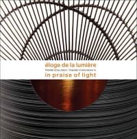 White book cover of Éloge de la Lumière, Pierre Soulages - Tanabe Chikuunsai IV. In praise of light featuring a black bamboo structure with bronze semi circle in center. Published by 5 Continents Editions.