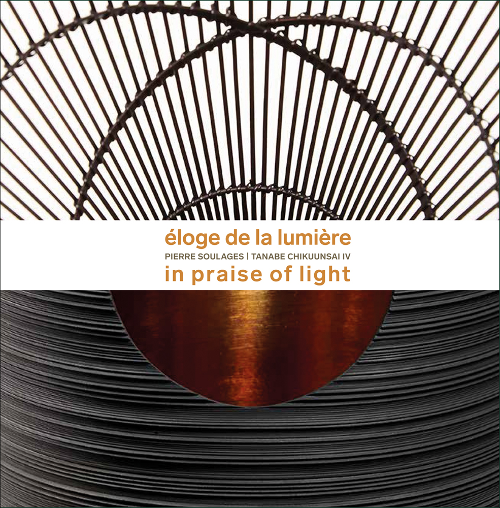 White book cover of Éloge de la Lumière, Pierre Soulages - Tanabe Chikuunsai IV. In praise of light featuring a black bamboo structure with bronze semi circle in centre. Published by 5 Continents Editions.