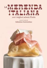 Book cover of Sabatino Sorrentino's La Merenda Italiana: con i migliori salumi d'Italia, with a pastry parcel topped with prosciutto and cheese. Published by Manfredi Edizioni.