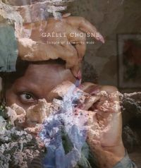Book cover of Gaëlle Choisne, Temple of Love, featuring a black woman holding piece of pale blue fabric near head. Published by Verlag Kettler.