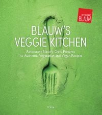 Book cover of Blauw's Veggie Kitchen: Restaurant Blauw's Crew Presents 70 Authentic Vegetarian and Vegan Recipes, with a fork covered in green powder. Published by Lannoo Publishers.