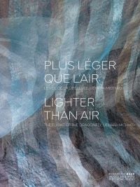 Book cover of Plus léger que l'air - Lighter than air, with pieces of thin silk suspended from above. Published by 5 Continents Editions.