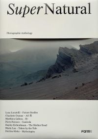 Book cover of Supernatural, featuring a misty rocky terrain. Published by Forma Edizioni.