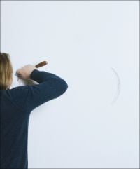 Book cover of ( Sehr Langsam ) Lieven Lefere, featuring the artist using a chisel on a wall. Published by Hopper&Fuchs.