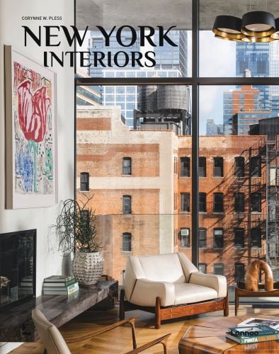 Book cover of New York Interiors, featuring an apartment interior with modern art. Published by Lannoo Publishers.