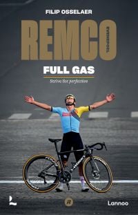 Book cover of Remco Evenepoel Full Gas: Strive for perfection, featuring the Belgian cyclist with his arms outstretched to the sky, his bike in front. Published by Lannoo Publishers.