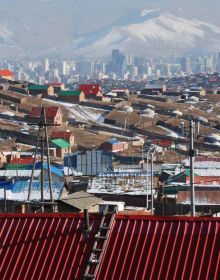 Book cover of Becoming Urban, City of Nomads, with an aerial view of yurts on land. Published by ORO Editions.