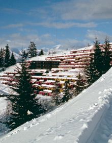 Book cover of Charlotte Perriand. Une architecte en montagne, with the architect's 1960's les arcs ski resort. Published by Editions Norma.