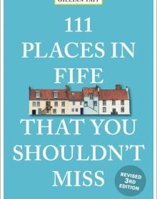 Row of harbour houses near center of turquoise cover of '111 Places in Fife That You Shouldn't Miss', by Emons Verlag.