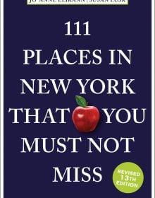 Book cover of 111 Places in New York That You Must Not Miss, with a red apple. Published by Emons Verlag.