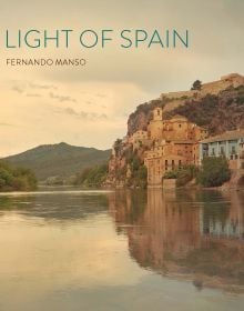 Book cover of Light of Spain: Fernando Manso, with the Spanish coast and mountains behind. Published by Ediciones El Viso.