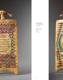 Book cover of Allo Kafii Gida, Secret Qur'anic Boards from Northern Nigeria, featuring a Qur'anic wood panel adorned with black and aubergine text and abstract shapes. Published by 5 Continents Editions.