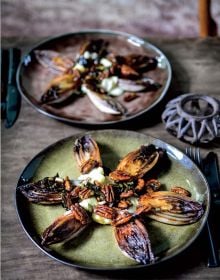 Book cover of Low Carb Cooking With 4 Ingredients, with a bowl of orange food with green edamame beans. Published by Lannoo Publishers.