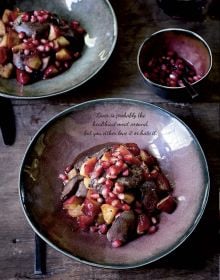 Book cover of Low Carb Cooking With 4 Ingredients, with a bowl of orange food with green edamame beans. Published by Lannoo Publishers.