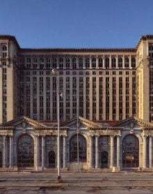 Book cover of Abandoned Places, Abkhazia edition, featuring an abandoned Bulgarian communist party monument. Published by Lannoo Publishers.