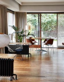 Book cover of Homes for Modernists, featuring an interior with animal print covered chairs, on white and terracotta rug. Published by Lannoo Publishers.