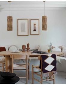 Book cover of Living in New Rustic Style, with an interior living room with exposed wood beams, pale walls and wood furniture. Published by Lannoo Publishers.