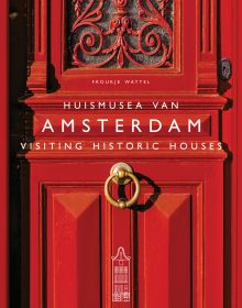 Book cover of Froukje Wattel's Visiting Historic Houses in Amsterdam, with large red door with brass knocker. Published by Waanders Publishers.