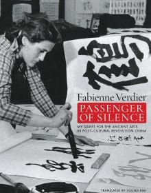 Book cover of Fabienne Verdier's Passenger Of Silence: My quest for the ancient arts of China post-Cultural Revolution, with the artist painting with large black strokes. Published by 5 Continents Editions.