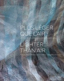 Book cover of Plus léger que l'air - Lighter than air, with pieces of thin silk suspended from above. Published by 5 Continents Editions.